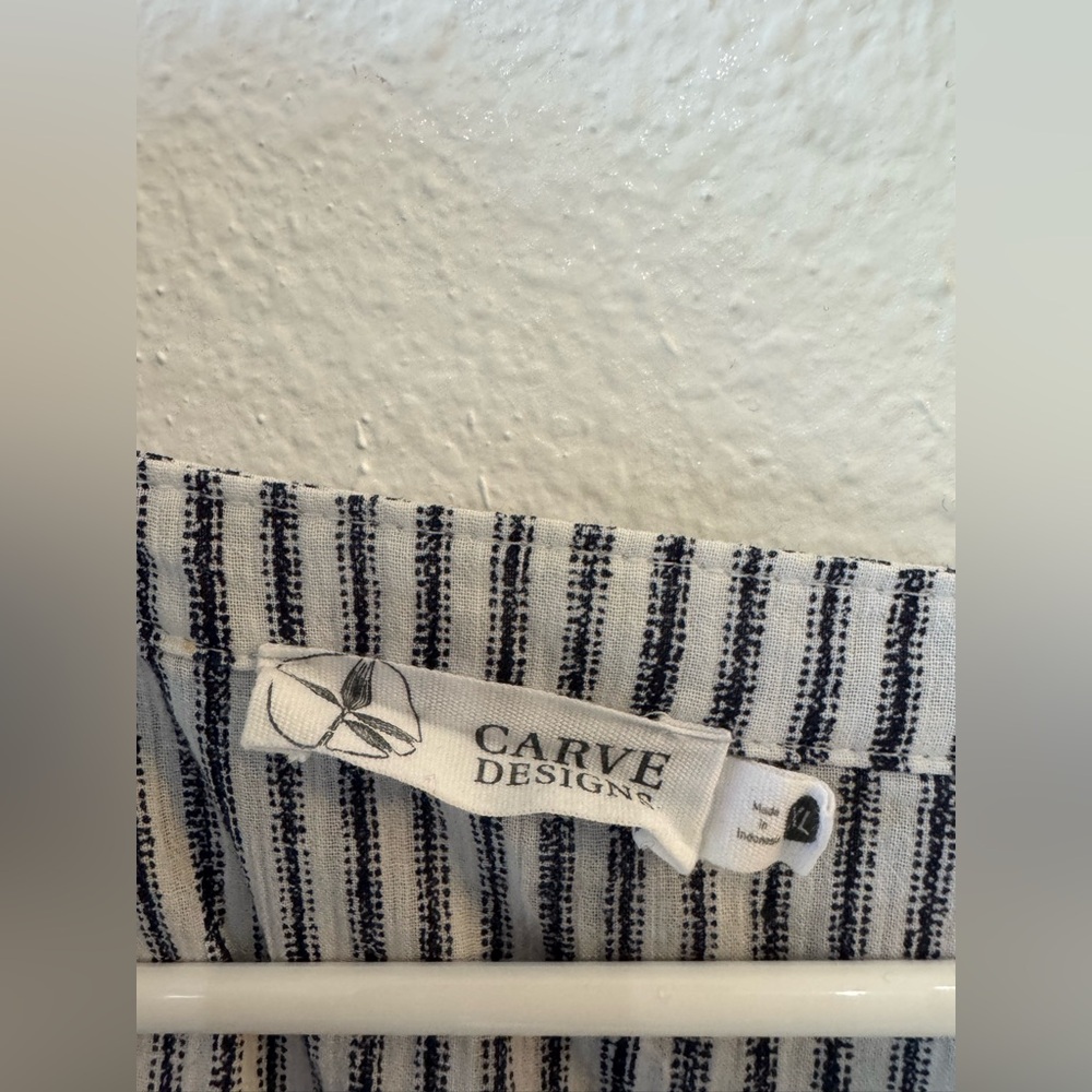 Carve Designs 100% Cotton White & Navy Button Top - Picture 3 of 4